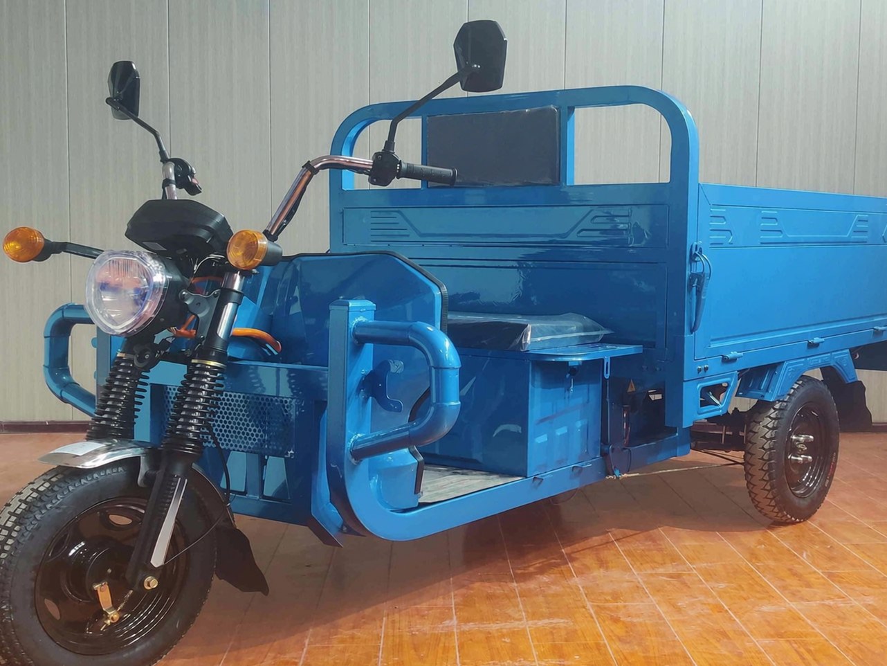 Electric cargo tricycle